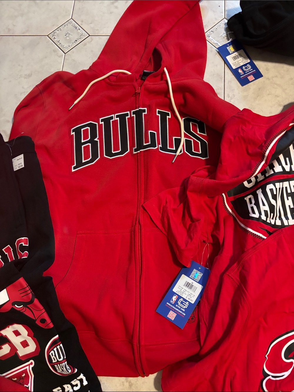 NBA Chicago Bulls Red & Black Men's 2 Hoodie & 3 Tee 2 Pants Bundle - Picture 4 of 6